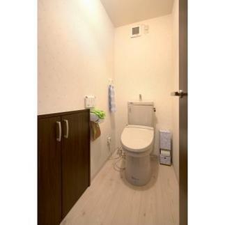 広々とした収納充実トイレへ・・・