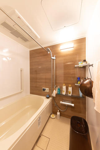 木目の清潔感のあるユニットバス