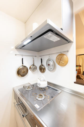 壁面には見せる収納を