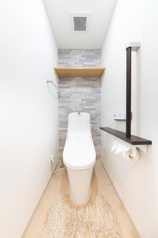 お手入れのしやすい明るいトイレに