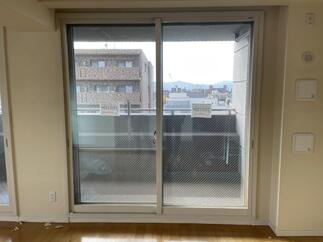 サッシ枠をホワイトにして壁と一体化！