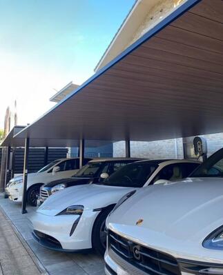 住宅に調和するカーポート