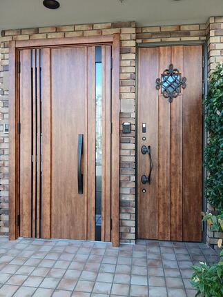 温もり感じる新しい顔、やさしい印象の玄関に