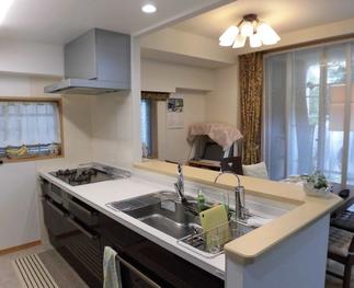 キッチンより　ダイニング方向