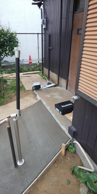 跳ね上げ式手すり