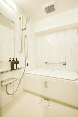 白で統一して清潔感あふれるバスルーム