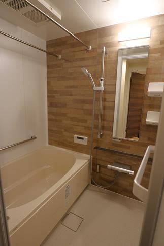 ウッド調のアクセントパネルでリラックスできる浴室