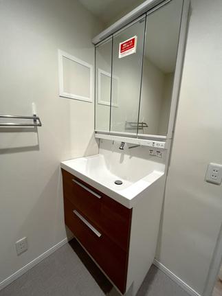 赤が華やかな雰囲気の洗面化粧台