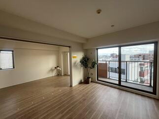 既存の防音フロアの上に 1.5mmのﾌﾛｰﾘﾝｸﾞを張ることで コストを抑えながら お部屋の雰囲気を変えました。