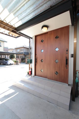 木目調の大きな扉が映える玄関