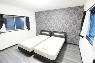 こだわりの壁紙が映える寝室