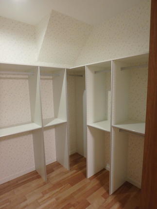 メジャーリーグのロッカールームも真っ青なウォークインクローゼット