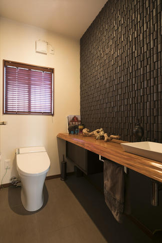 壁1面にデザインタイルを配した1.5畳の素敵なトイレ