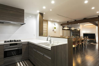 3世代・4世帯がゆっくり過ごせる広々リビングダイニング