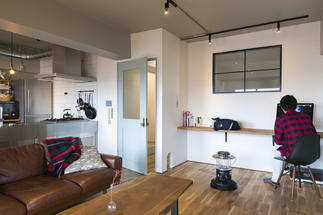 木とコンクリート、ステンレスの調和がとれたLDK