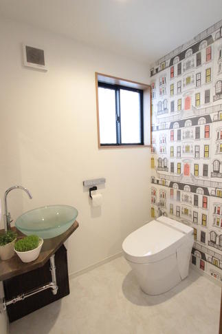 明るくポップなトイレ