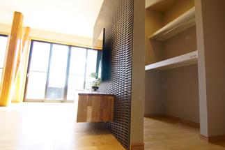 重厚感のあるタイル壁と無垢床フローリング