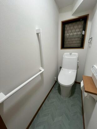 トイレリフォーム｜トイレの取り替えと併せて壁紙、床の貼り替え、手すりの新設【和歌山市】