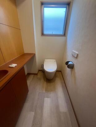 トイレリフォーム｜コンパクトデザインで空間に広がりと、進化した清掃性と汚れにくさで日常の家事を軽減する使いやすさを追求したサティスSへ取り替え【和歌山市】
