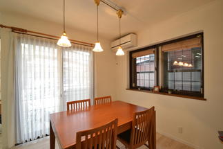 程よい囲まれ感のあるダイニング