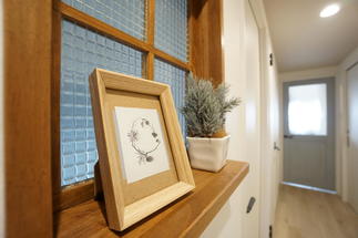 玄関脇に室内小窓