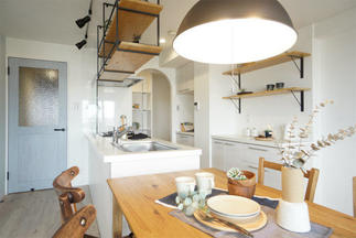 キッチンとつながるダイニングスペース