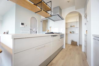 オープンキッチンにパントリー