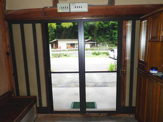 玄関引き戸（室内から撮影）