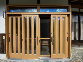 AFTER　玄関引き戸　外側から（網戸あり）