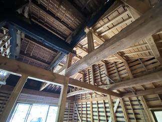 屋根裏・梁　BEFORE