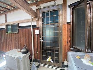 【Before】勝手口ドア、キッチン窓