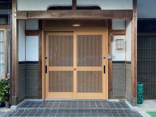 津山市／木にこだわった純和風住宅の木製玄関引き戸を性能向上リフォーム　こどもみらい補助金