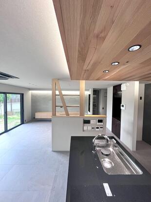 〈長野県大町市〉劇的ビフォーアフター　フロアタイル、塗り壁、クロス・・・異なる素材のグレーをベースに、木の質感や間接照明の陰影を組み合わせたホテルライクでおしゃれなインテリアを追求した大規模リノベーション♪