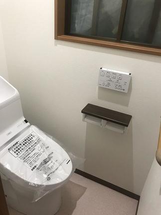 トイレ交換とクロス張替え