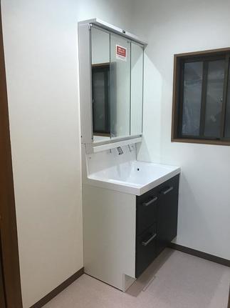 洗面化粧台交換とクロスの張替え