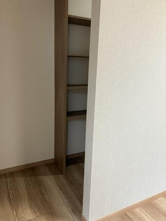壁の後ろはたっぷりの収納スペース