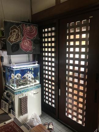 ニモの世界が広がる玄関。１ＤＡＹリフォームで玄関扉を和モダンなデザインに！