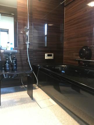 イメージを統一することでシックで高級感のある浴室を実現。