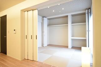 収納たっぷりのモダンテイストな和室。