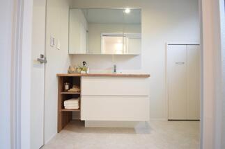 白を基調にシンプルですっきりとした洗面化粧室。