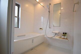 清潔感と機能性にこだわった浴室。