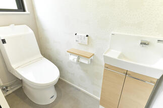 さりげない壁紙のあしらいが映える機能的なトイレ