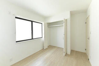 白を基調とした収納もたっぷりの寝室