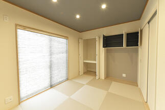 縁のない畳を敷き詰めたモダンな和室