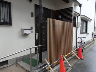 After：目隠しフェンスをつけてプライバシーを確保。花壇はスロープに改修(※写真は途中経過です)。