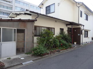 Before：花壇が並ぶ軒先と道路に面した玄関扉