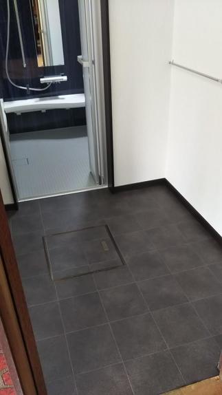 洗面室の床は落ち着いた印象となりました