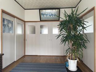 玄関からの第一印象が変わる！ガラス建具を木製に