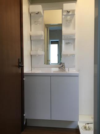 古いタイプから明るく使い勝手のよい洗面台へ