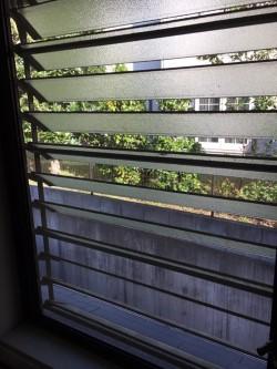 古いルーバー窓は寒さの原因の一つです。目隠しをしながら通風しやすい便利な窓ではありますが、古いルーバー窓は建付けが悪くなるとしっかり閉まらず、隙間風が入りやすくなります。